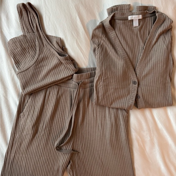 Beyond Yoga Well Traveled Set (Pants, Cardigan, Tank) - Picture 6 of 6